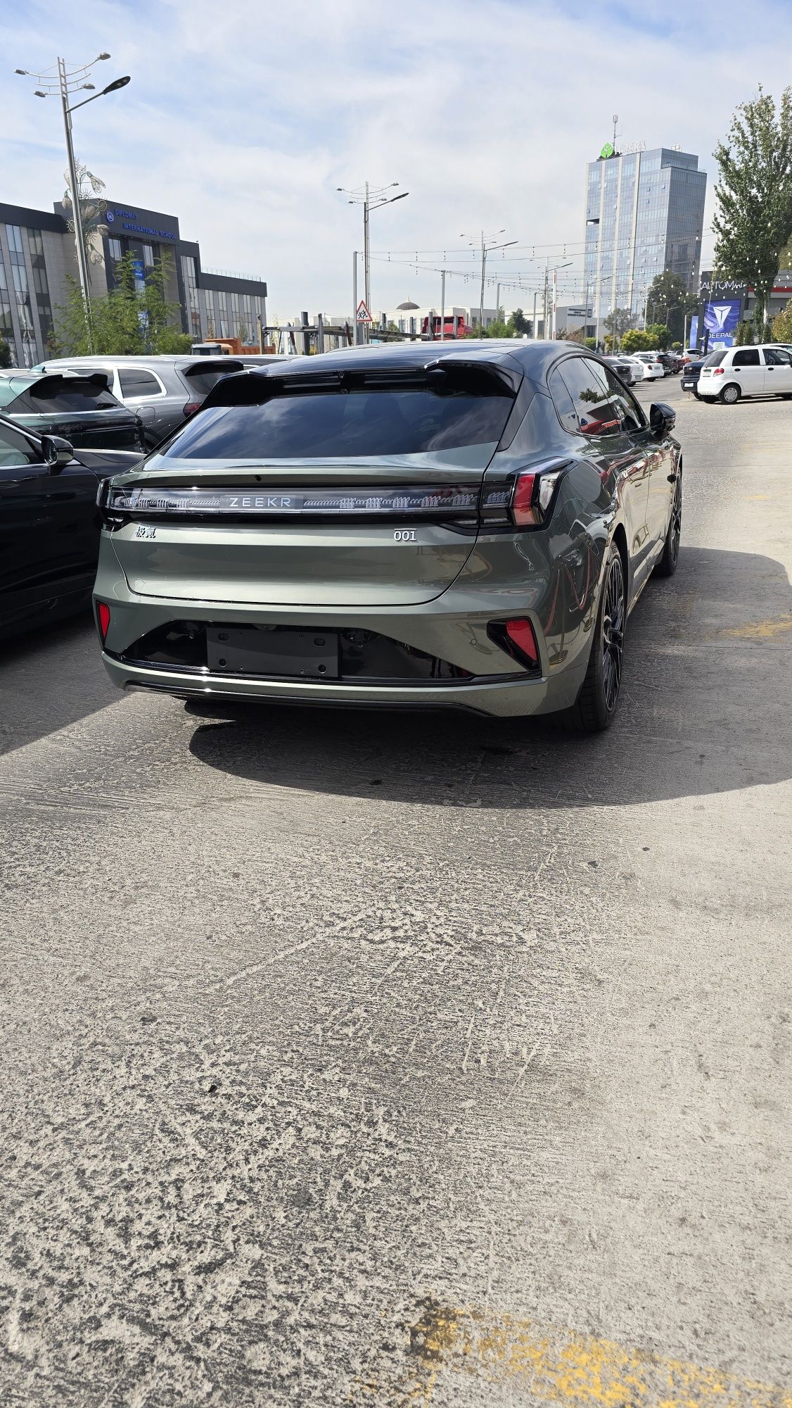 zeekr 001 you z sport. Ofitsialniy importyor, servisnaya garantiya.