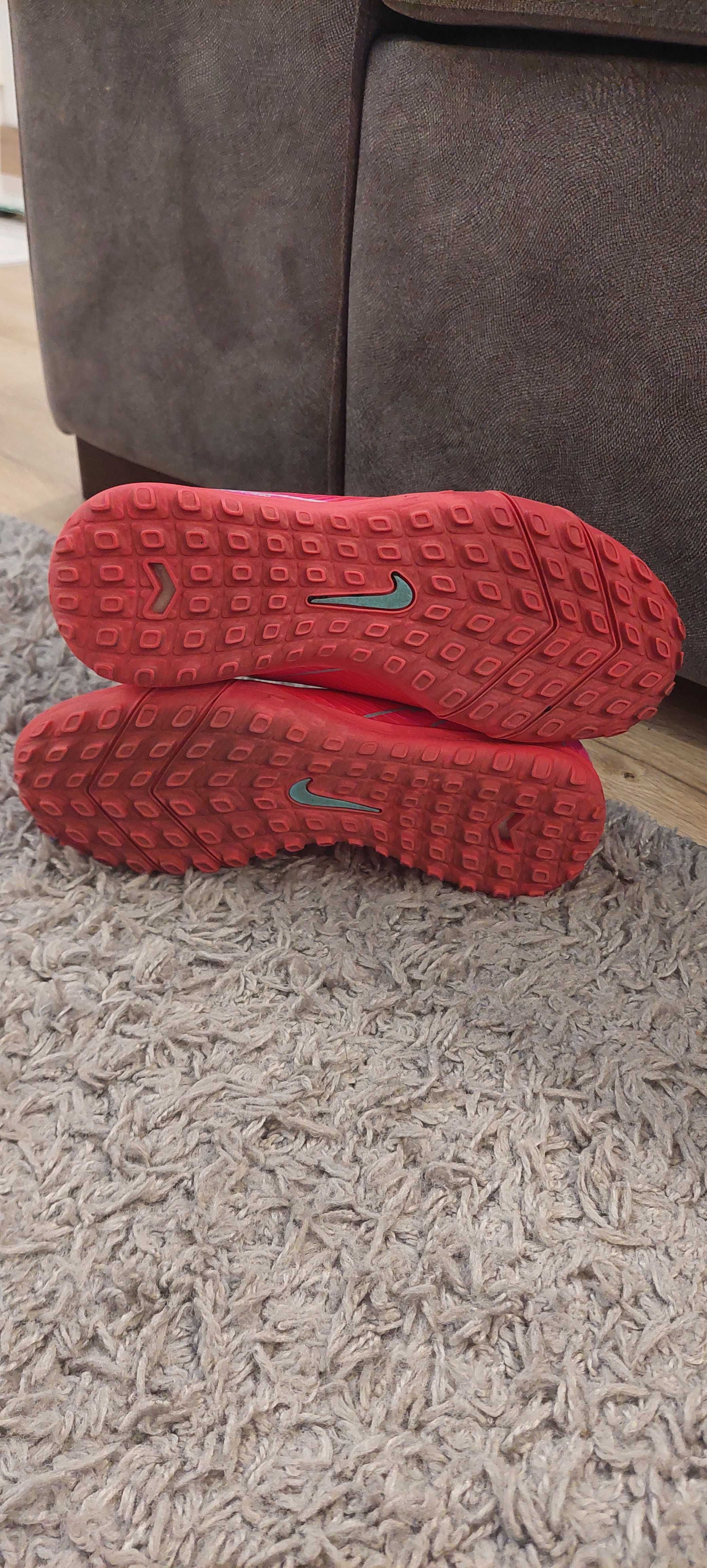 Футболни стоножки Nike