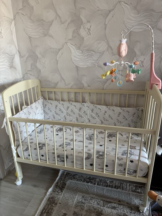 Продам десткую кроватку с матрасом, бортиками, мобиль, наматрасник