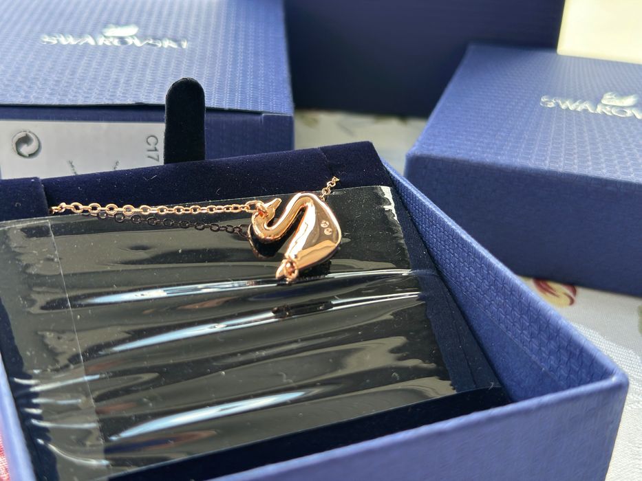 Colier Swarovski Swan lebădă neagra mărime medie cu lănțișor auriu