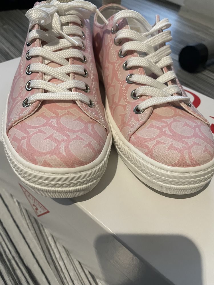 Дамски кецове Guess 37