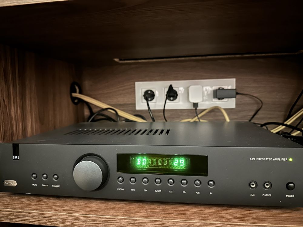 Arcam FMJ A19 усилвател