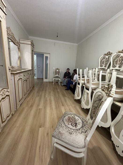 Мебел сотилади срочна  камот ва 12 та стул стол