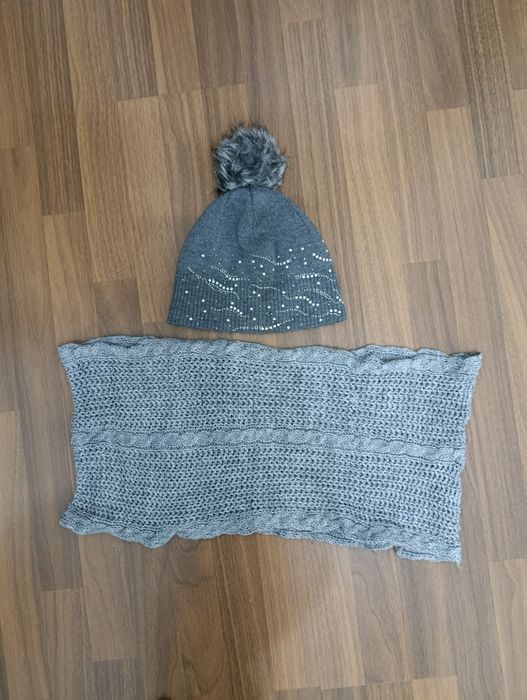 Set Iarnă Exclusiv: Căciulă cu Aplicații și Eșarfă Tip Guler Gros