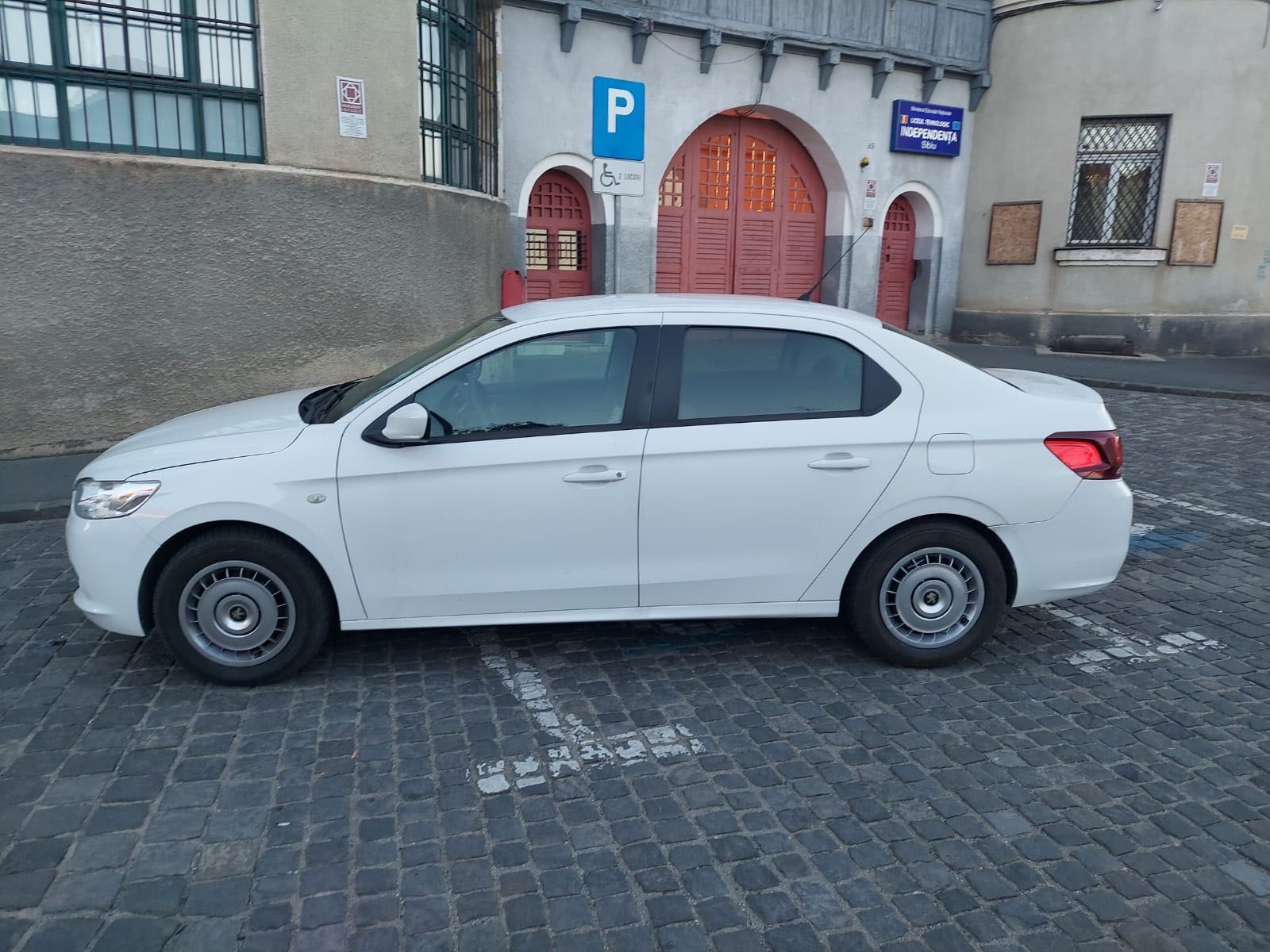 Vând Peugeot 301