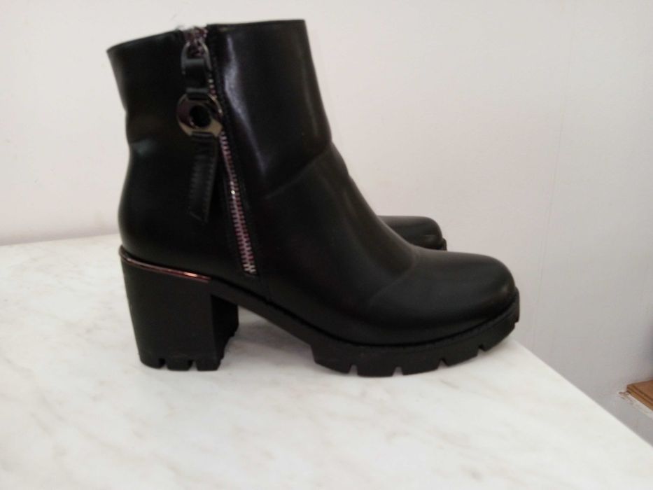 Ежедневни топли боти на символична цена