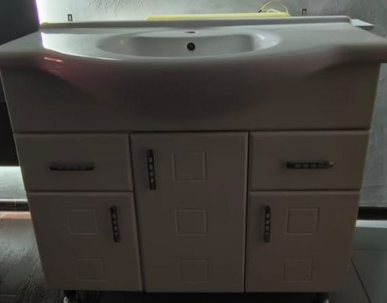 Продам недорого комплект в ванную раковину и зеркало