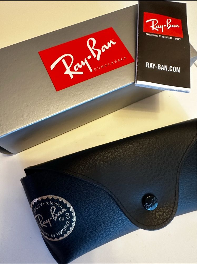 Ray-Ban слънчеви очила.