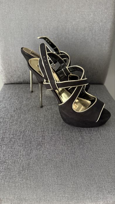 Lacoste на цветя платнени, черни стилни сандали