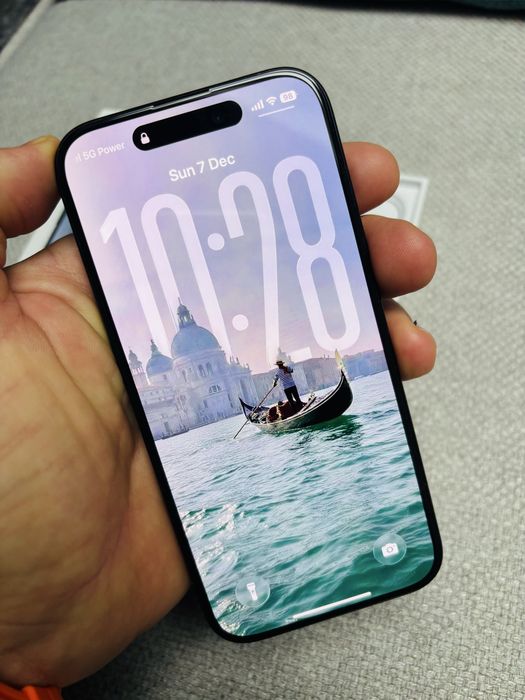 Продавам iPhone 15 pro 256GB