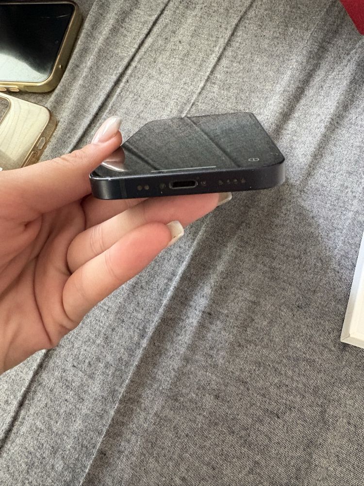 iPhone 12 mini без зарядно