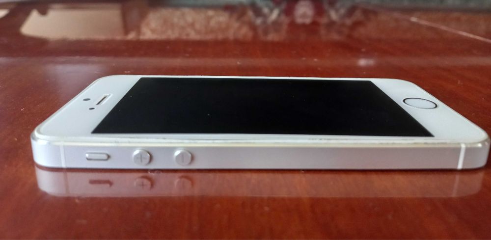 Айфон 5s , iphone 5s (64 гб в белом цвете)