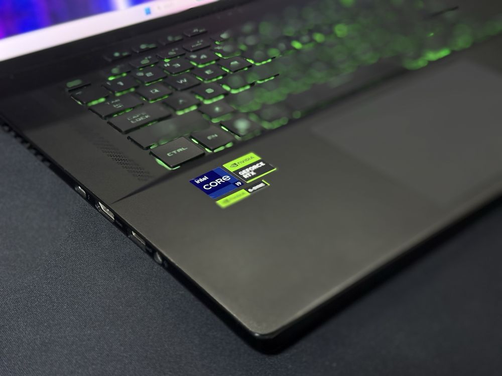 Asus Zephyrus 32/3TB RTX-4070 8GB i9-13900H 13-avlod