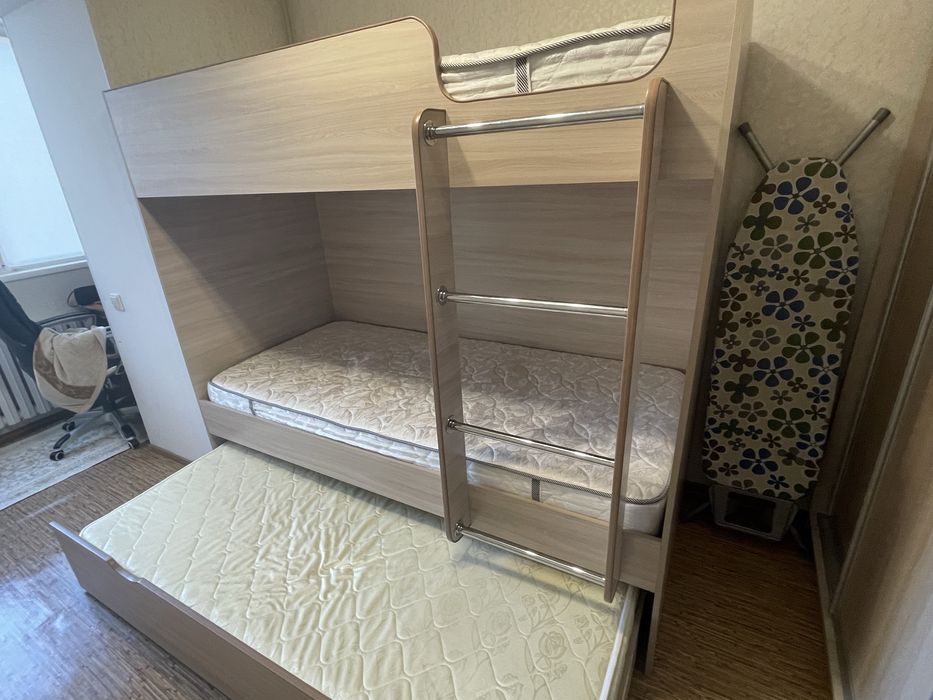 Продам трехярусную кровать, ортопедическ матр