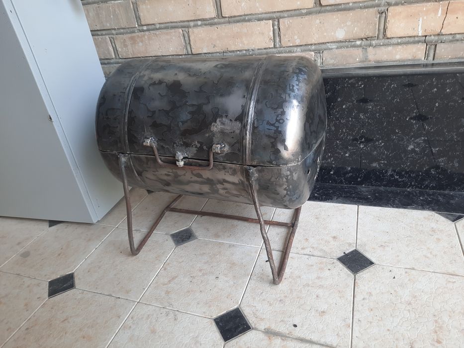 Shashlik va boshqa narsalarni pishirish uchun mangal sotiladi