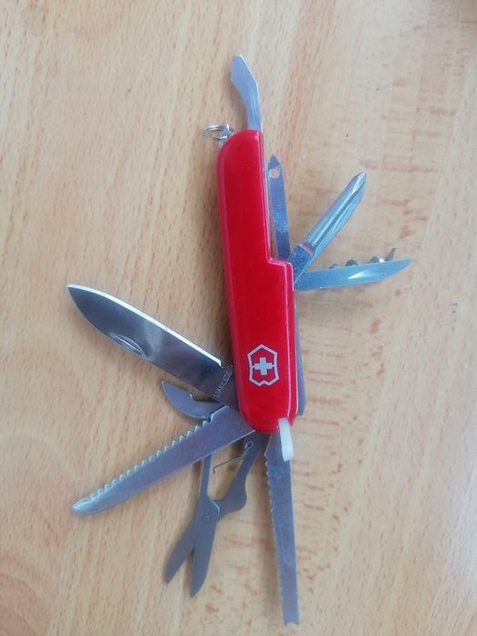 Briceag multifuncțional cu 13 13 funcții