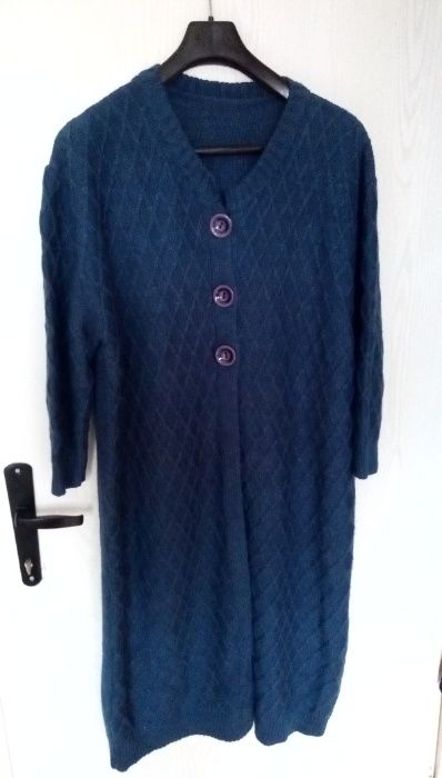 Дълга плетена дамска жилетка тъмно синя