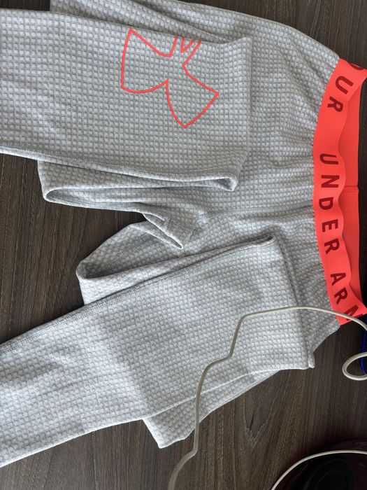 colanti under armoir