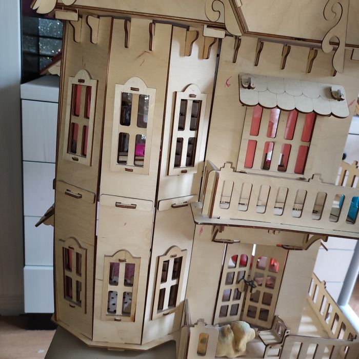 Детский деревянный 3 этажный  домик  в отличном состоянии с мебелью