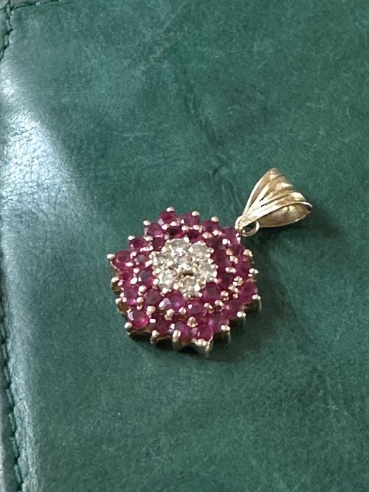 Кулон с бриллиантами