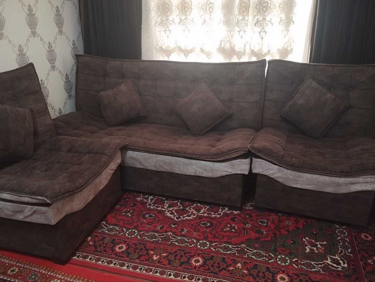 Диван для гостиной.