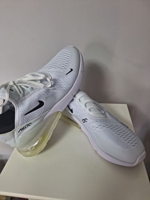 Vand adidasi Nike Air Max 270