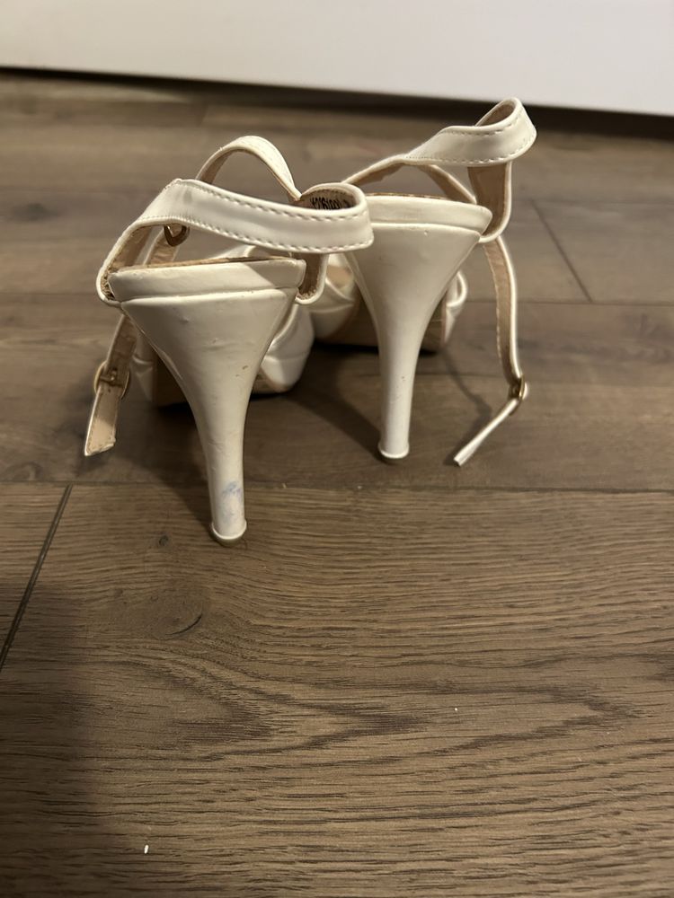 Pantofi cu toc, marimea 38