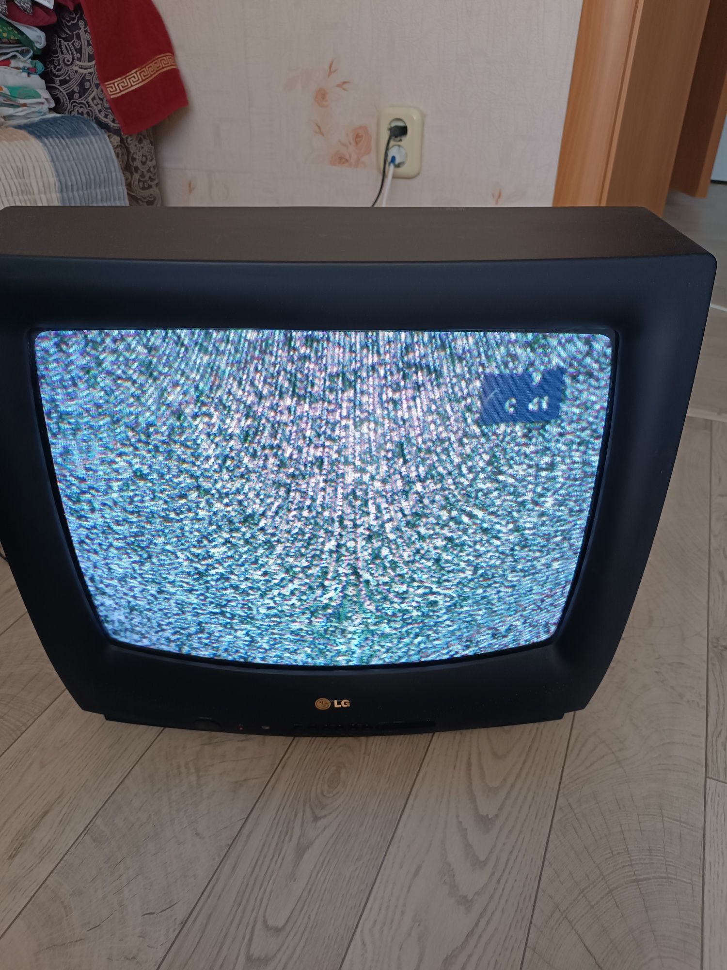 Телевизор LG. Model: CF-20F80K