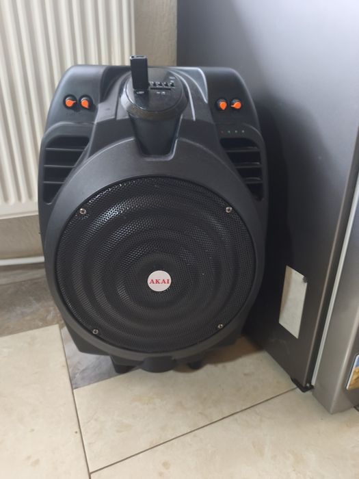 Vând boxa Akai 60 w cu microfon și incarcator