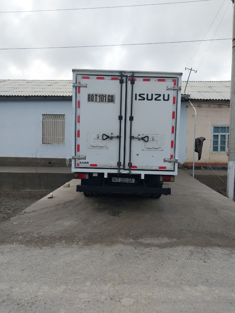 Srochna Isuzu yuk avtomobili sotiladi