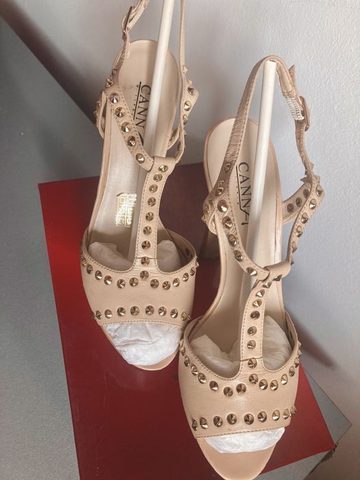 Sandale crem din piele naturala cu tinte aurii din metal