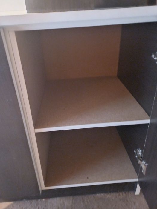 Vând vitrină aprope nouă