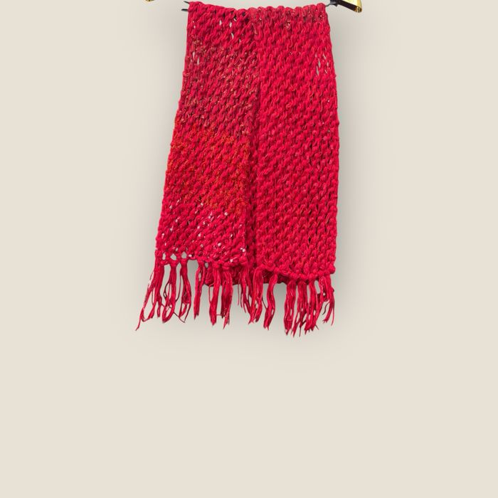 Дамски плетен шал в червен цвят