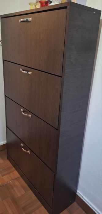 Televizor, pantofar, comodă