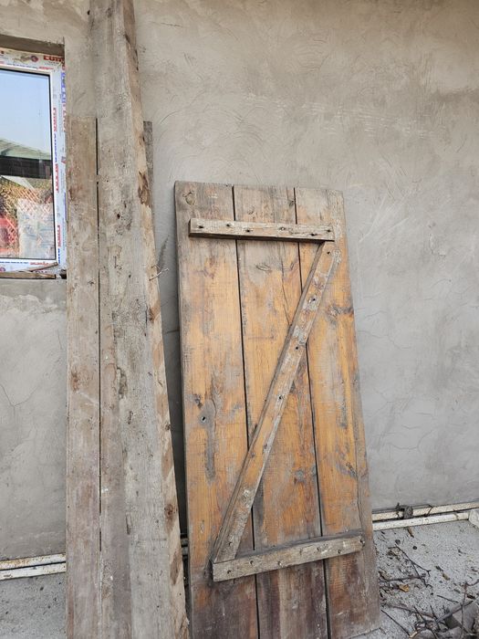 Отдам Дверь для бани или сарая, доски.бесплатно