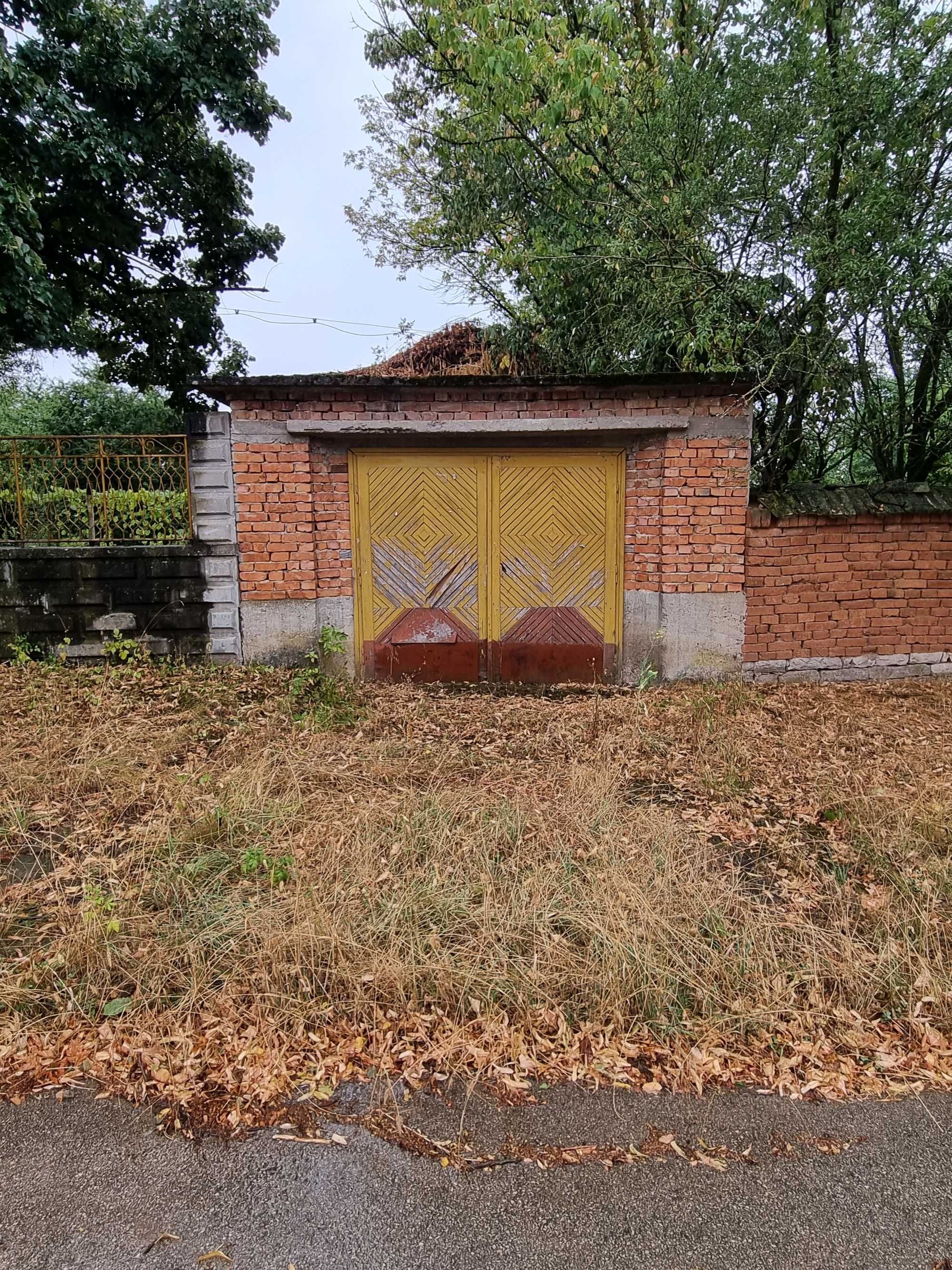 Къща с двор в село Ъглен, общ. Луковит