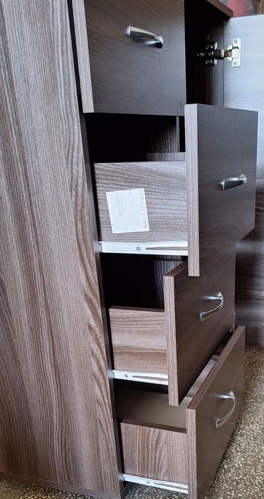 Шкафче за дрехи и книги.