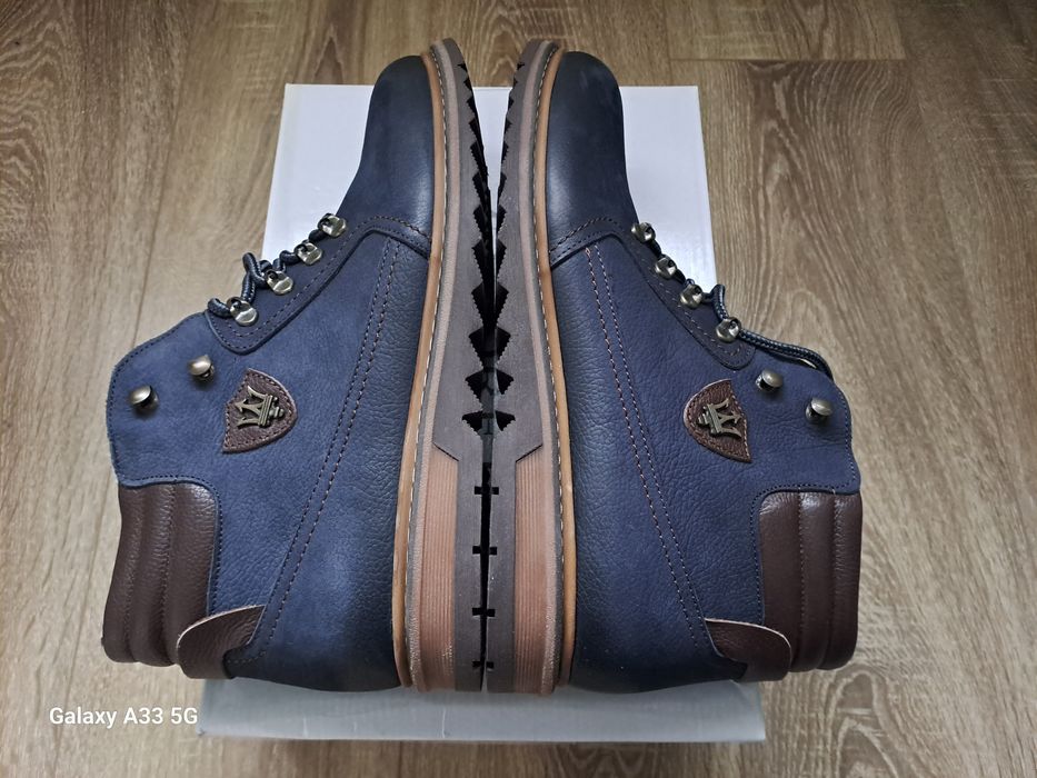 Vand ghete din piele naturala nabuc ( mată ) pentru bărbați.
Marime: 4