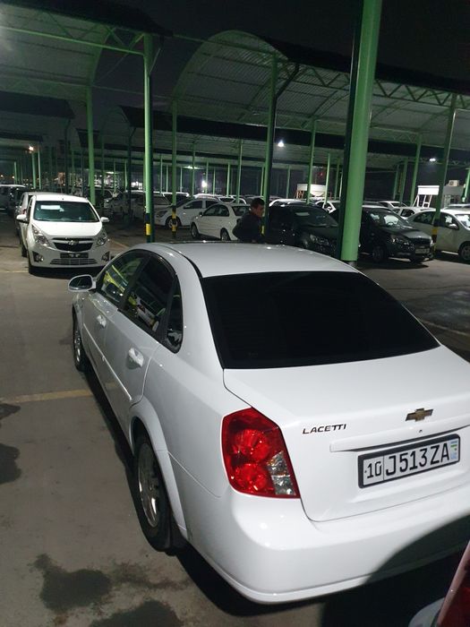 Lasetti 1.8 avtamat srochna sotiladi