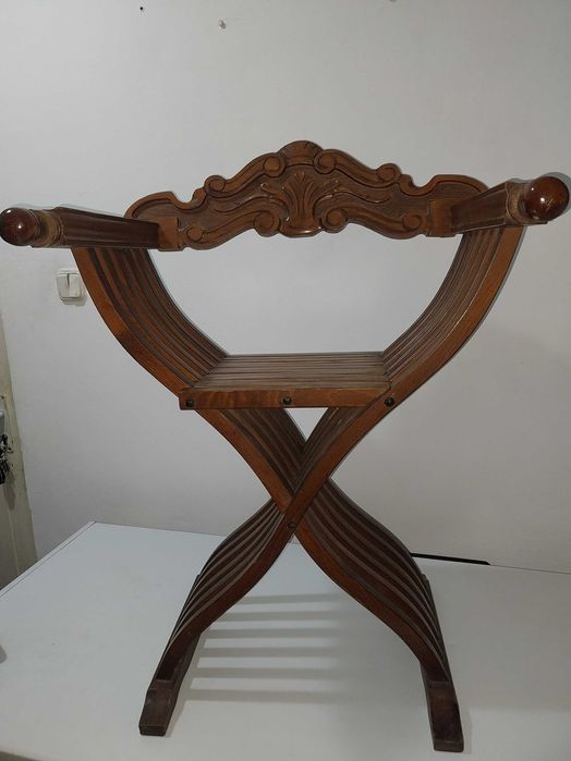 Scaun din lemn stil Savonarola