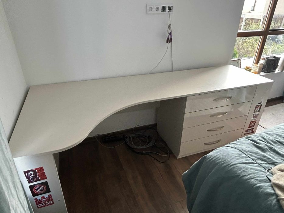 Бюро с вграден скрин