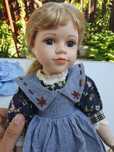 Papusa portelan vintage 38 cm – pozitie sezut, stare excelenta