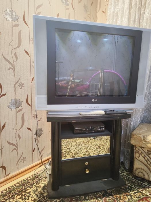 Телевизор, тумба и трюмо