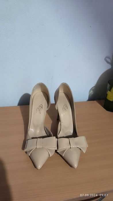 Vând pantofi eleganți