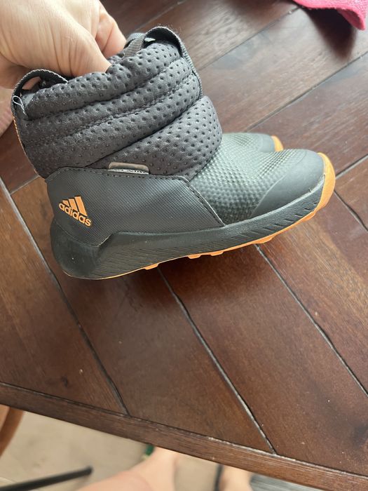 Ghetute adidas imeprmeabile in stare perfecta