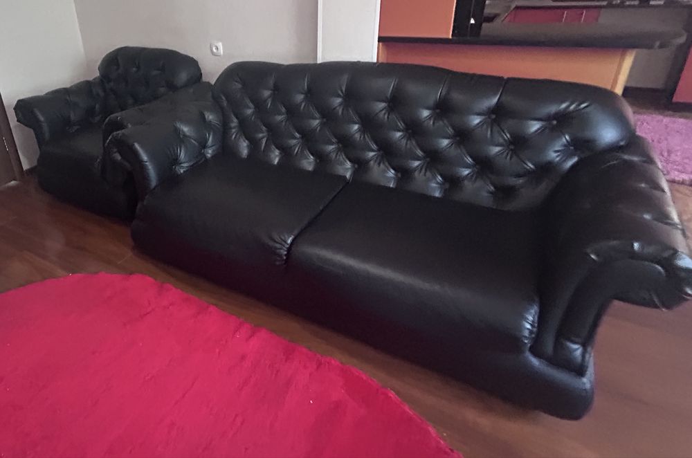 Продам расскладной кожаный диван с креслом.