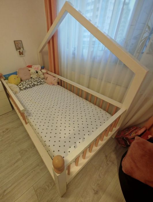 Vând pat montessori in forma de căsuța din lemn pentru copii