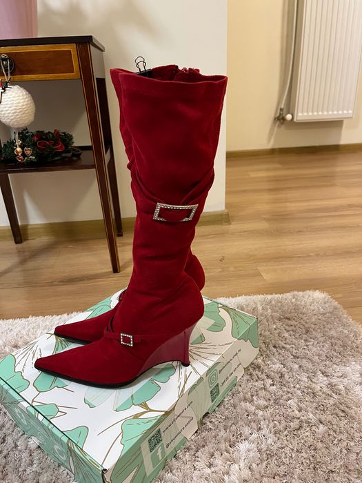 Червени велурени ботуши