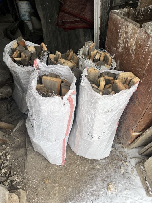 Сухие дрова в мешках