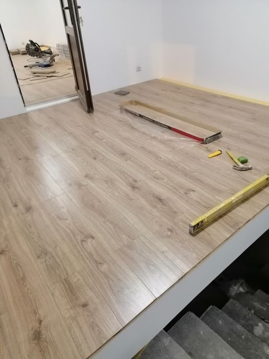 Execut lucrari de zugravit